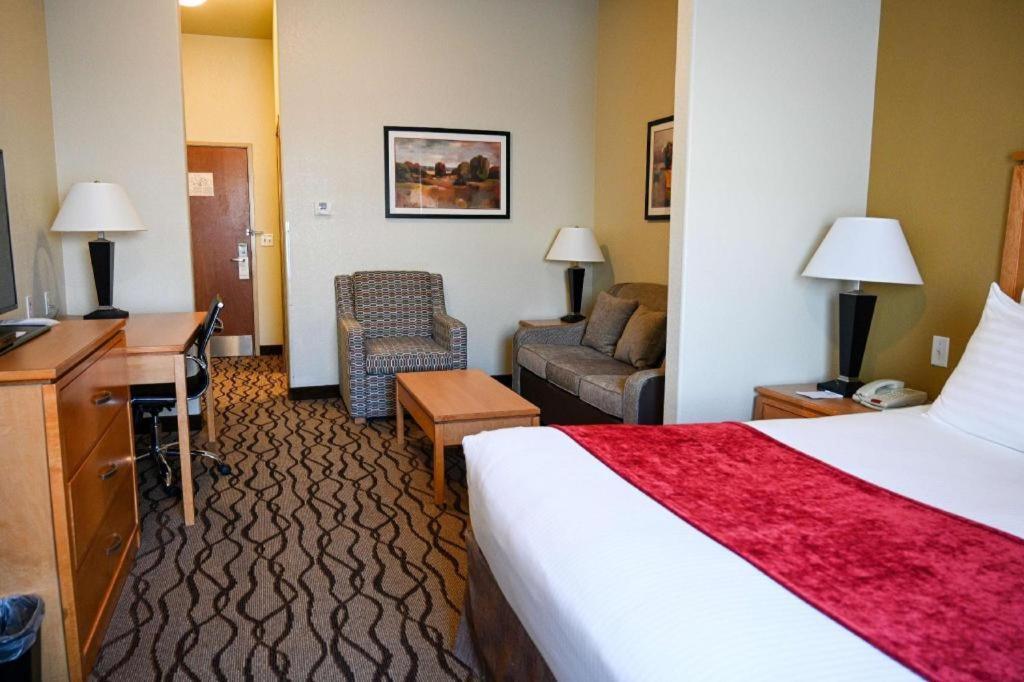 Best Western Plus Guymon Hotel And Suites Exterior photo
